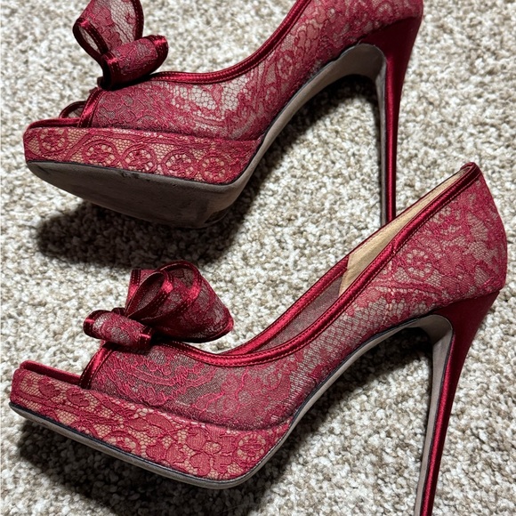 Valentino Crimson Lace Bow Heels - Picture 2 of 7